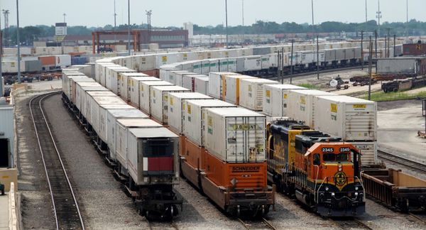 j·b·亨特的集装箱堆放在BNSF的火车上