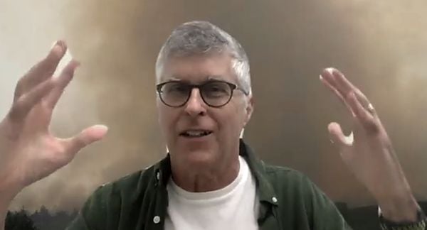 Impossible Foods创始人兼首席执行官帕特·布朗在2020年10月的新闻发布会上用Zoom背景讲述亚马逊雨林的火灾。