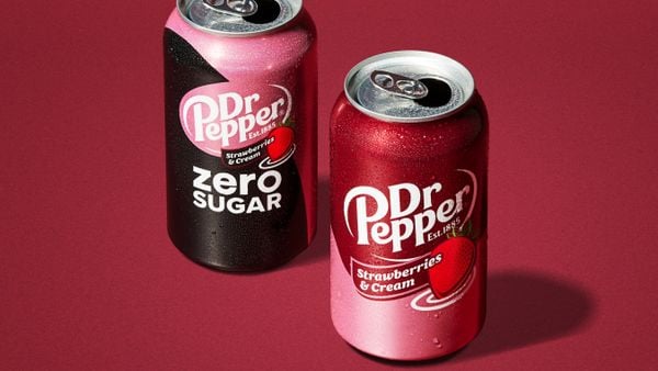 打开无糖胡椒博士草莓奶油和酒红色背景的胡椒博士草莓奶油罐头