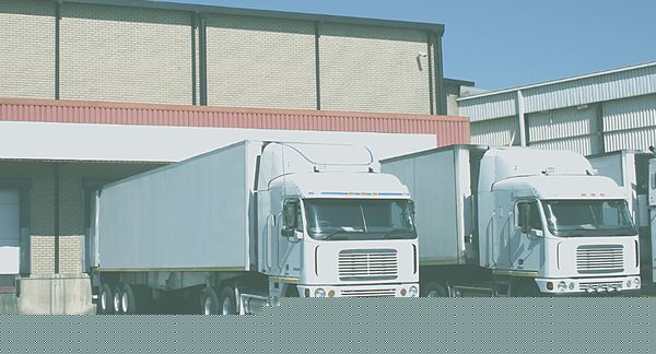 仓库里的冷藏运输车