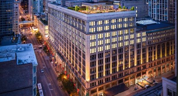 傍晚时分，芝加哥Loop社区的Marshall Field & Co大楼亮着灯。