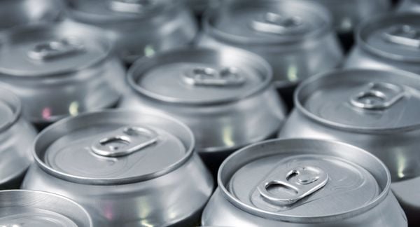 许多苏打/啤酒罐