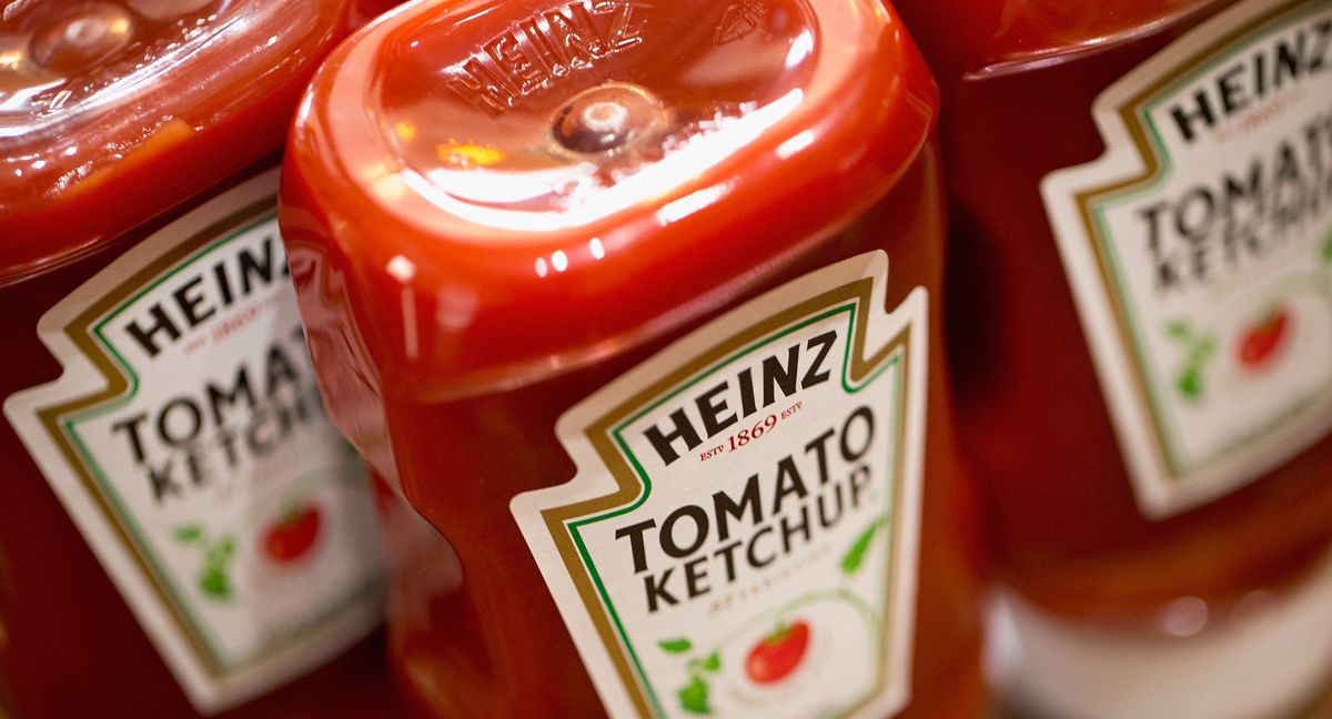 俯视图的瓶亨氏番茄酱