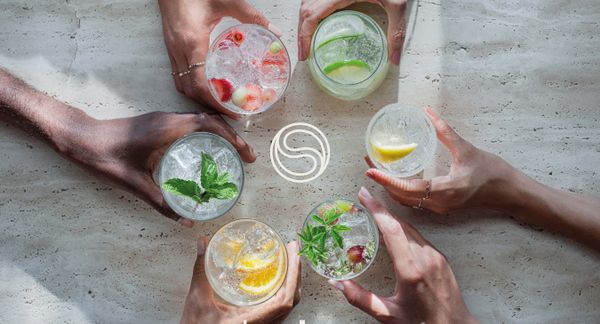 五个人拿着苏打水的杯子