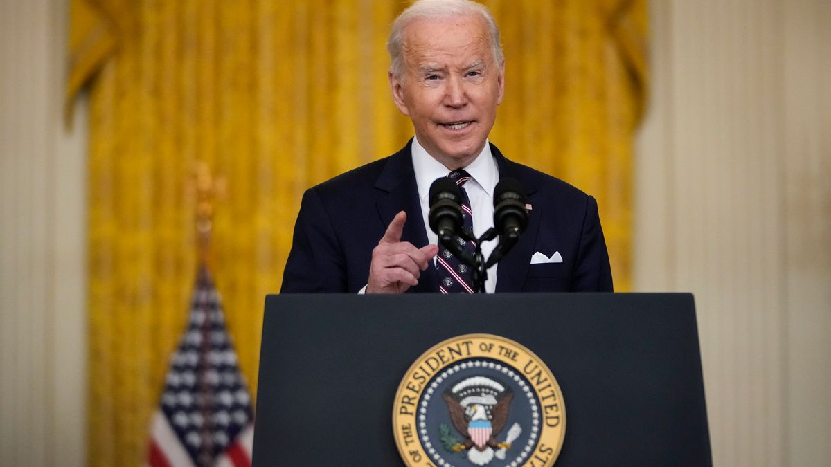 乔·拜登总统在讲台上讲话。