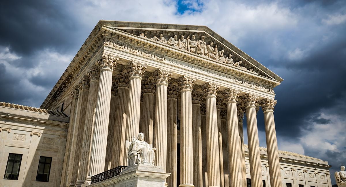 位于华盛顿特区的美国最高法院大楼前。