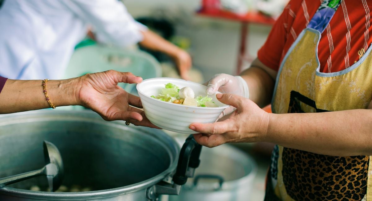 难民们得到了慈善食品的援助，以减轻饥饿