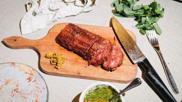 片状Juicy Marbles植物Loin烤板纹白面木剪板上,板上装有刀片和芥子种子,板上贴上盘子、酱料和草药