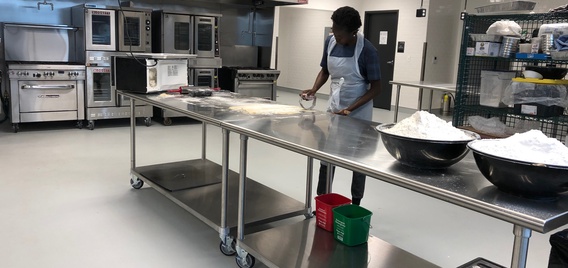 Muinat Ishowo在孵化场的共享厨房工作