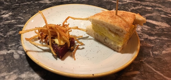 只需鸡蛋在英国松饼和烤甜菜与留着头巾酱