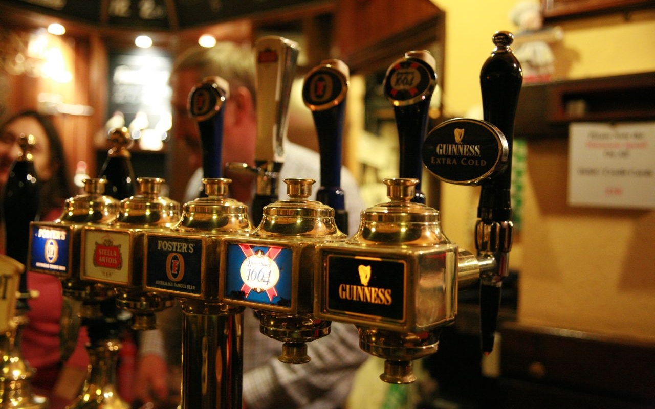 随着啤酒行业的整合，啤酒龙头的竞争更加激烈